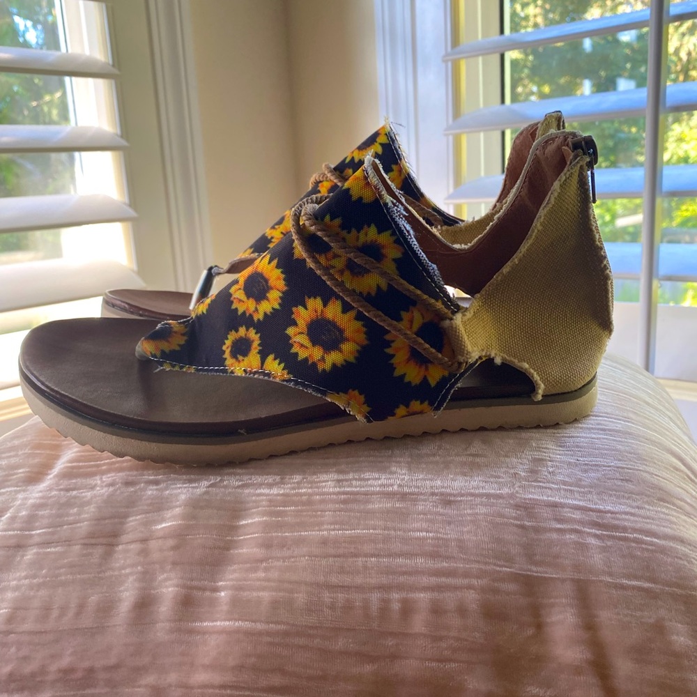 Women’s Size 9 Sunflower Zip-up back Sandals
